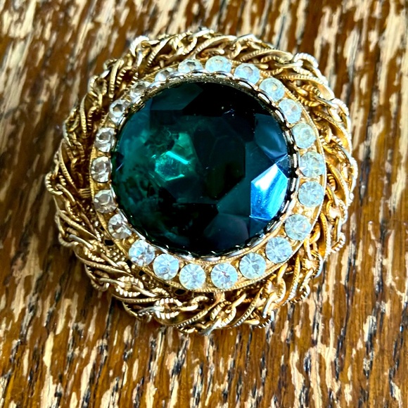 VINTAGE Emerald Green Brooch gold tone glass stones Rhinestones open metal work - Picture 4 of 8
